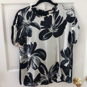 REISS 100% silk short sleeve blouse. Chic floral